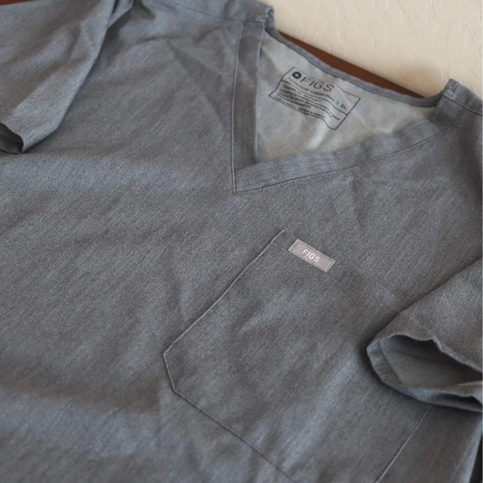 FIGS Technical‎ Co FIGS Technical Collection Scrub Top Women's XL V-Neck Gray - Image 4