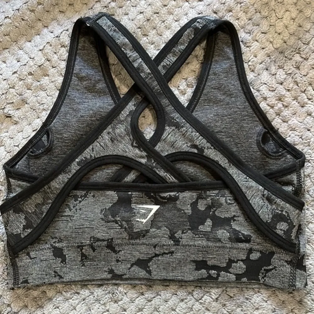 Gymshark Adapt Camo Black Gray Seamless Sports Bra Activewear SZ Small EUC #4431 - Image 4