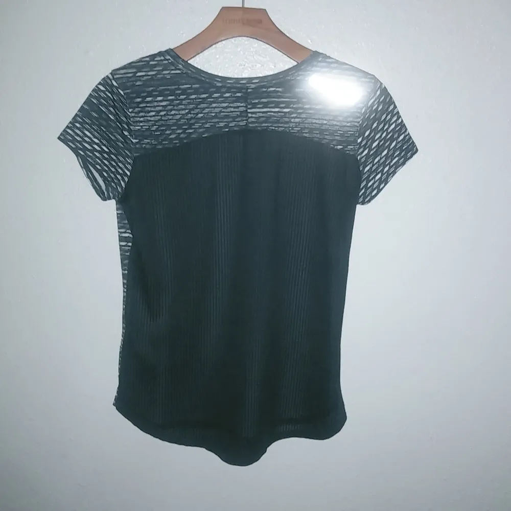 Under Armour Under Armor M Short Sleeved Athletic Running Top Black Silver - Image 5