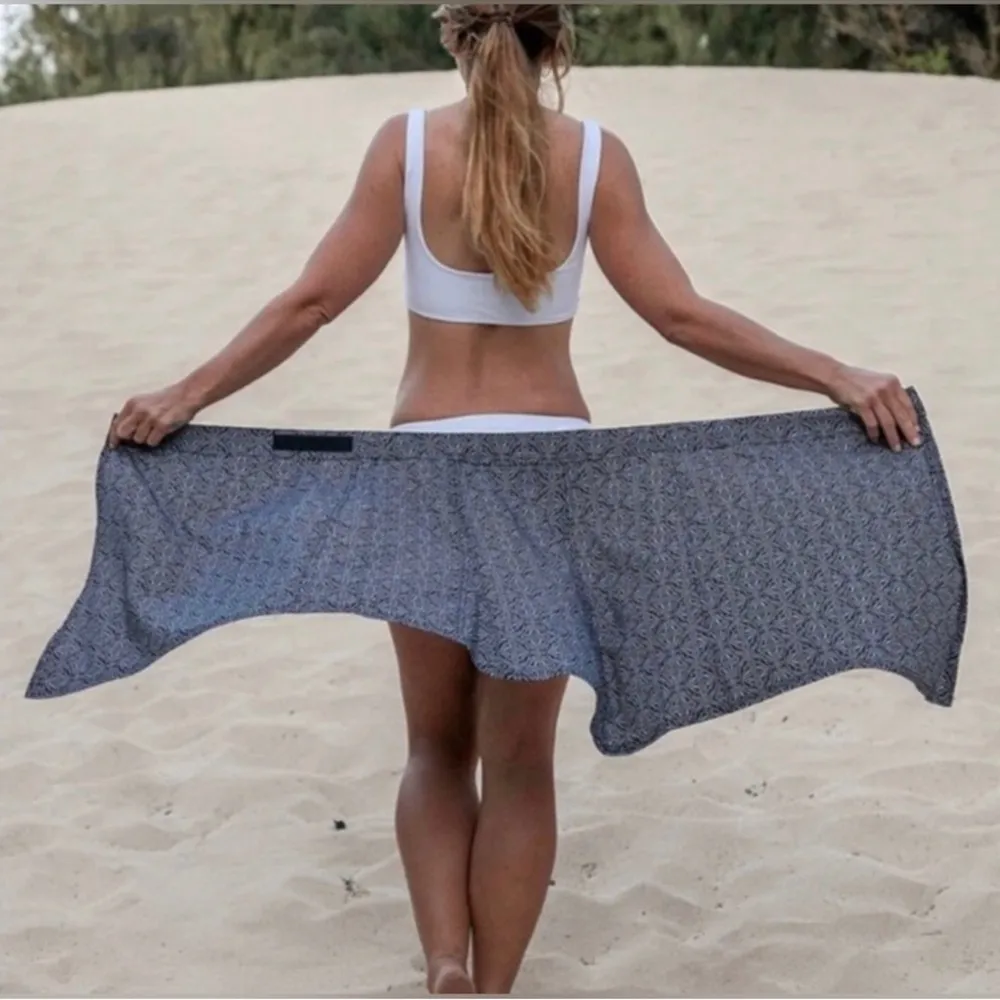 Rip Skirt NWT Hawaii Black Pearl Batik Wrap
Size Large - Image 7