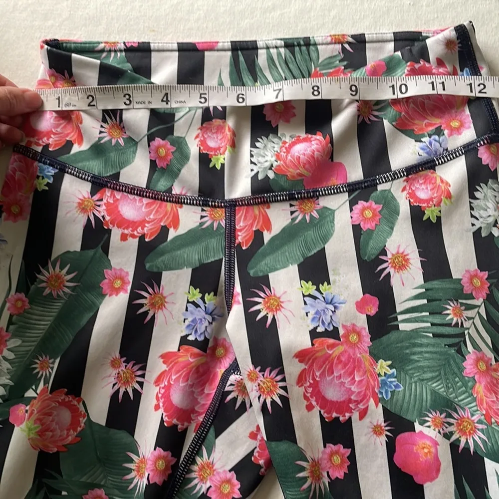 Lululemon Wunder Under Crop in Palm Play Multi Size 4 Floral Stripe Black White - Image 6