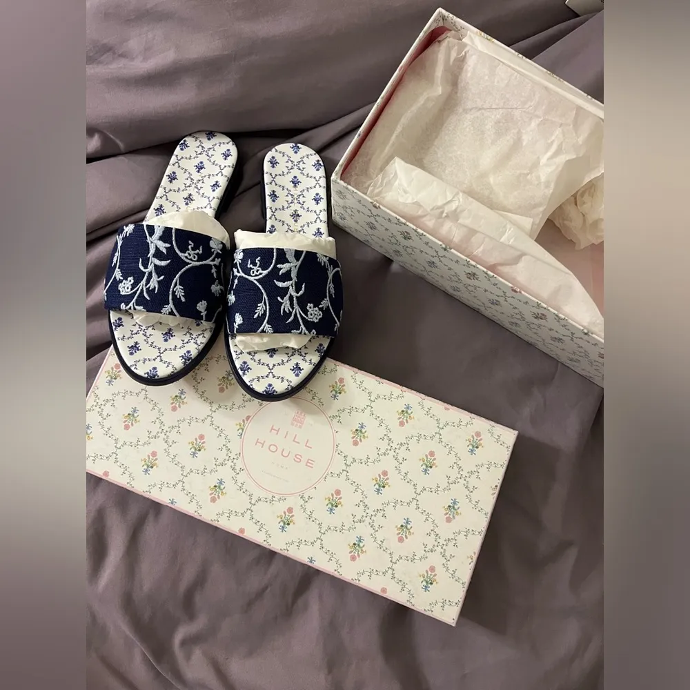 NWT Hill House Home The City Slide Navy Embroidery Blue Size 7 - Image 4