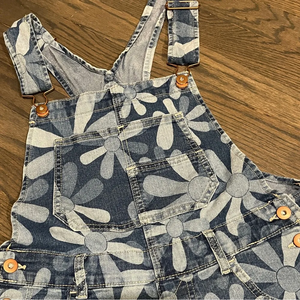 No Boundaries Jean Bib Shorts Daisy Size Medium (7-9) - Image 6