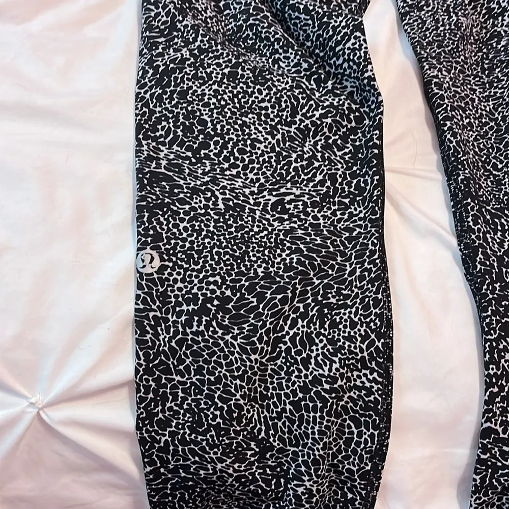 Lululemon Black and White Patterned Leggings - Image 5