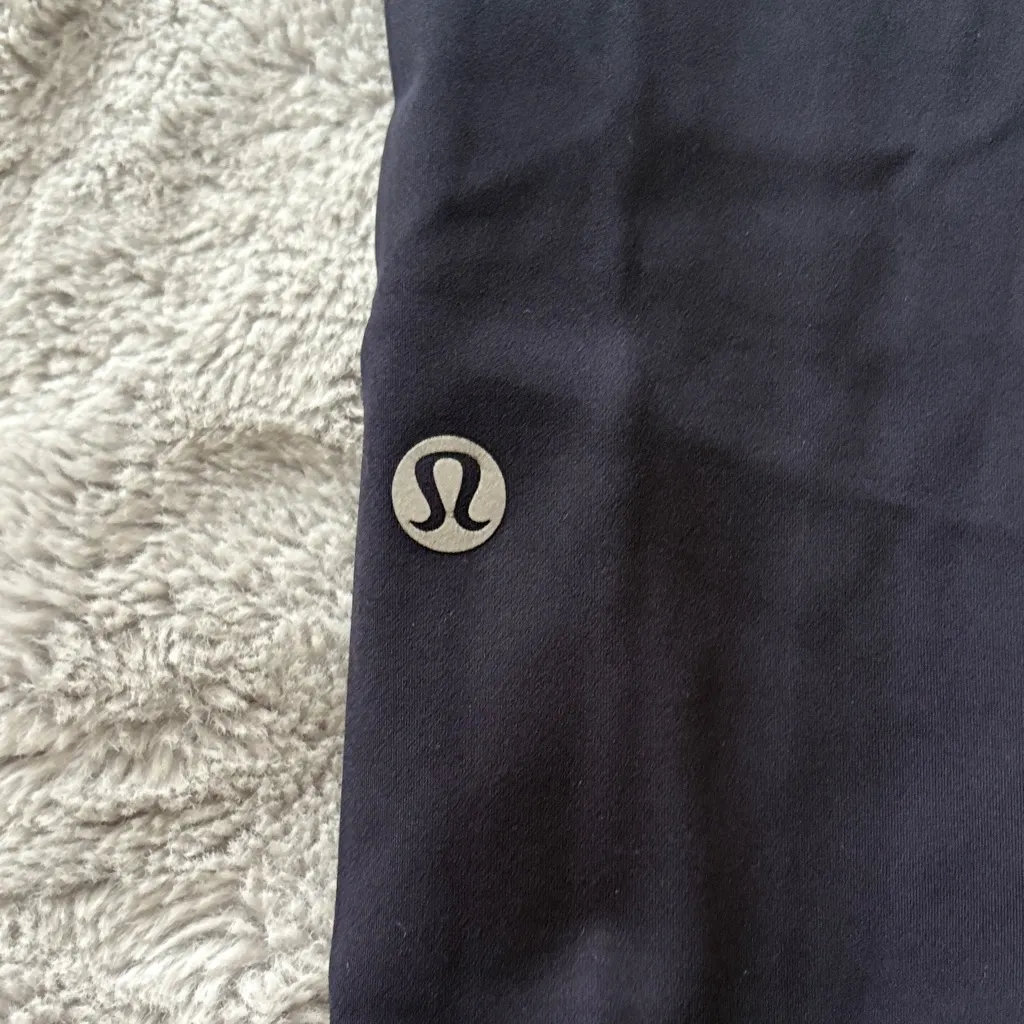 VGC Women’s Lululemon Navy Nulux 19 Cropped Leggings Size 8 - Image 3