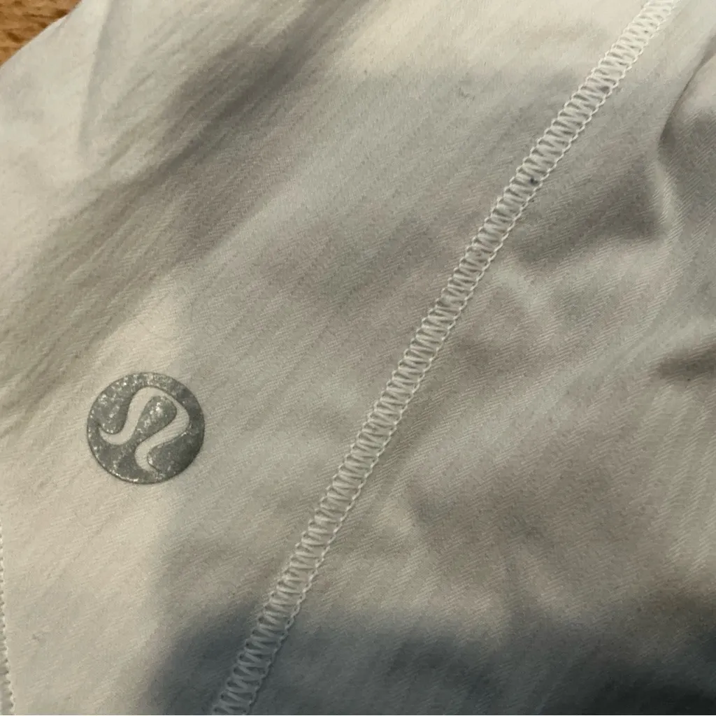 Lululemon hotty hot light grey 2” inseam high rise shorts size 2 - Image 8