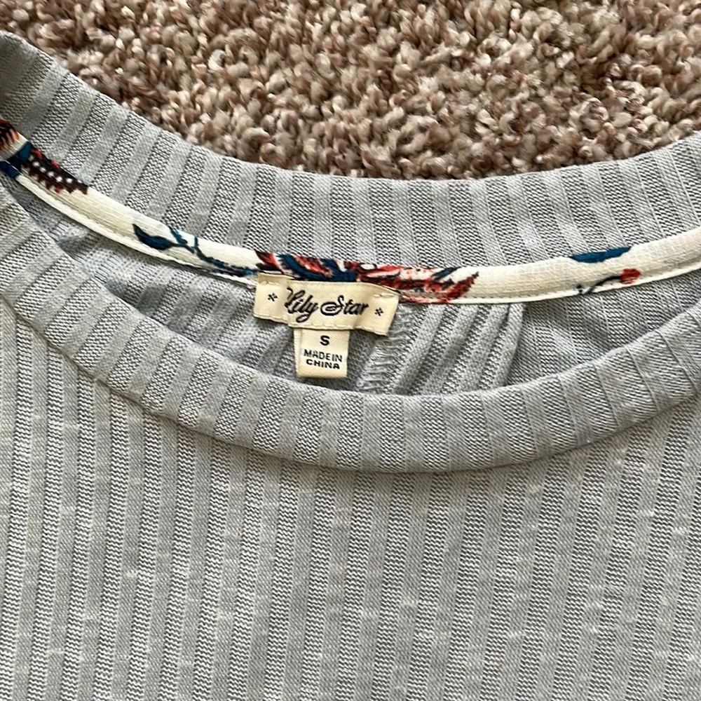 Lily Star | gray ribbed top size small - Image 3