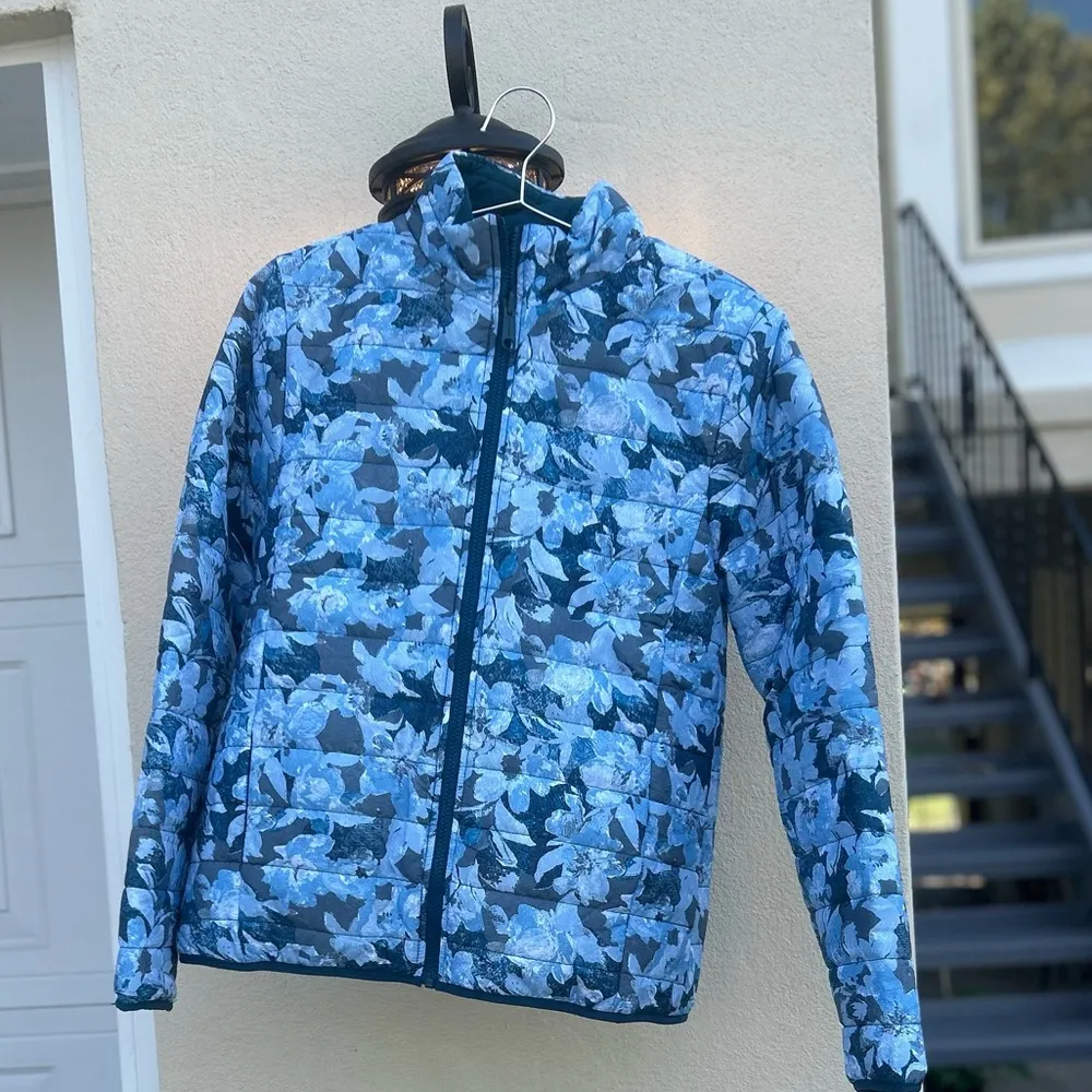 NWT Gorgeous Blue!! Vera Bradley Puffer Jacket. S - Image 4