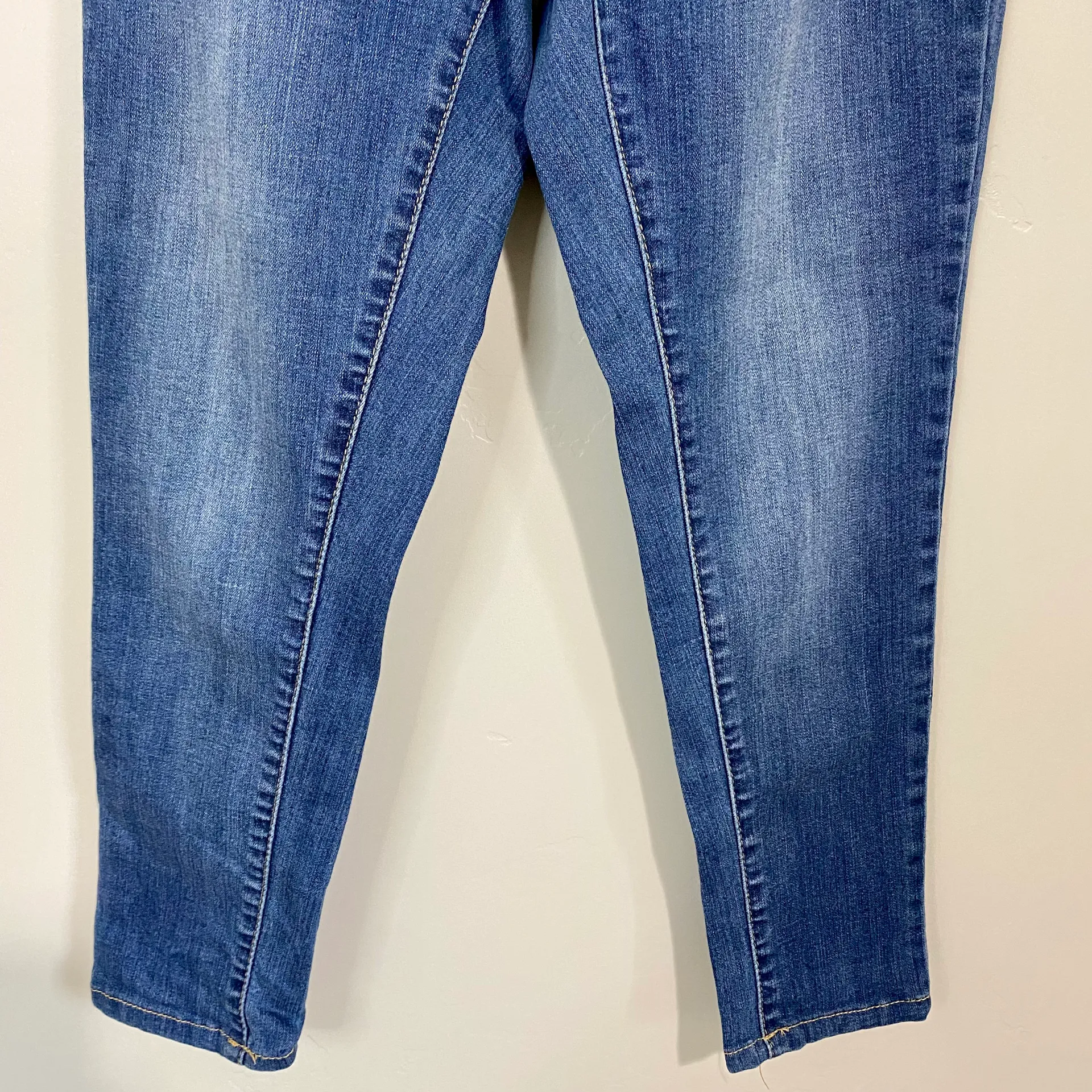 Bella Vida Maternity Women’s Denim Capri Medium Wash Size Small Blue - Image 3