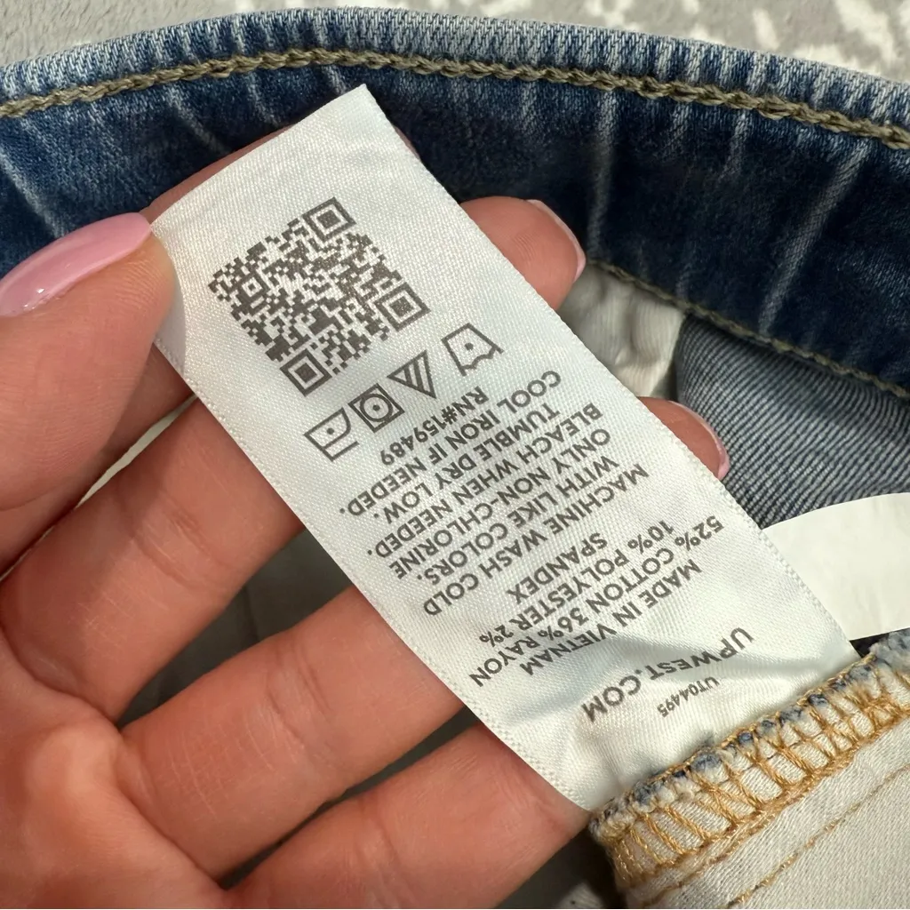 NWT Upwest Pleated Front High Waisted Denim Shorts Light Wash Size Large Blue - Image 11