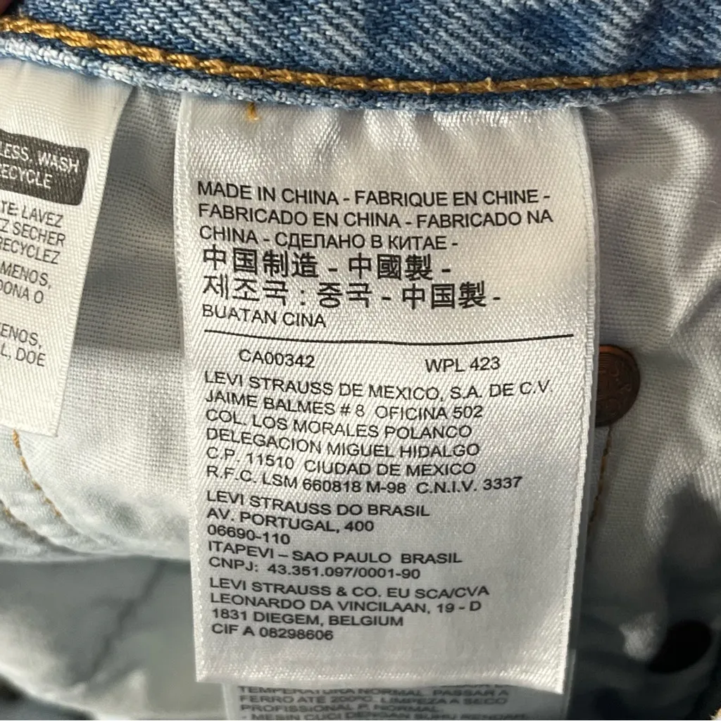 Levi’s 501 Distressed Denim Shorts Light Wash Raw Hem women’s  Size W26 - Image 8