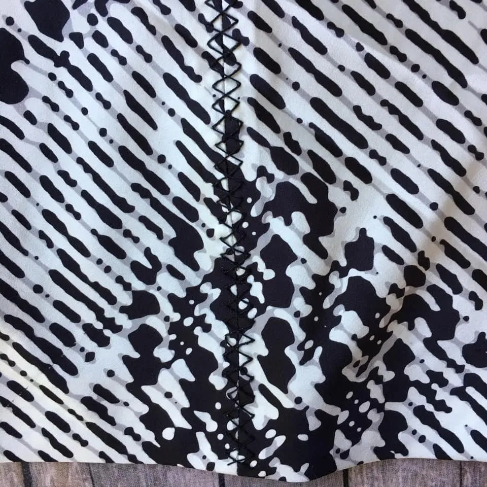 The Limited Top Women M 8‎ 10 Silky Black Gray Geo Print Sleeveless Shell Work - Image 3