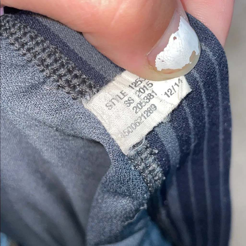 Under armor women’s gray shorts light weight athleisure workout activewear SM/XS - Image 2