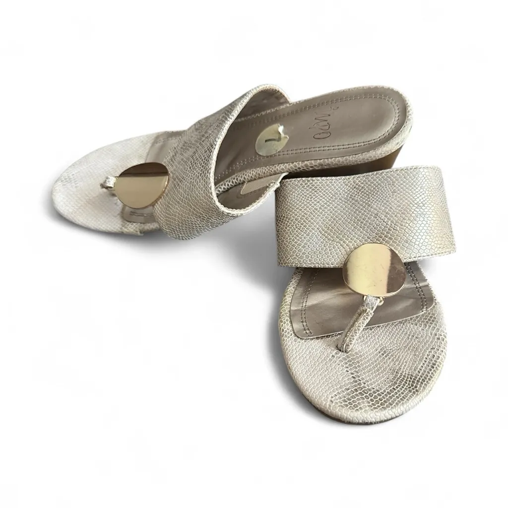 Impo Womens Thong Low Heel Gold Shimmer Sandal Size 7 - Image 2