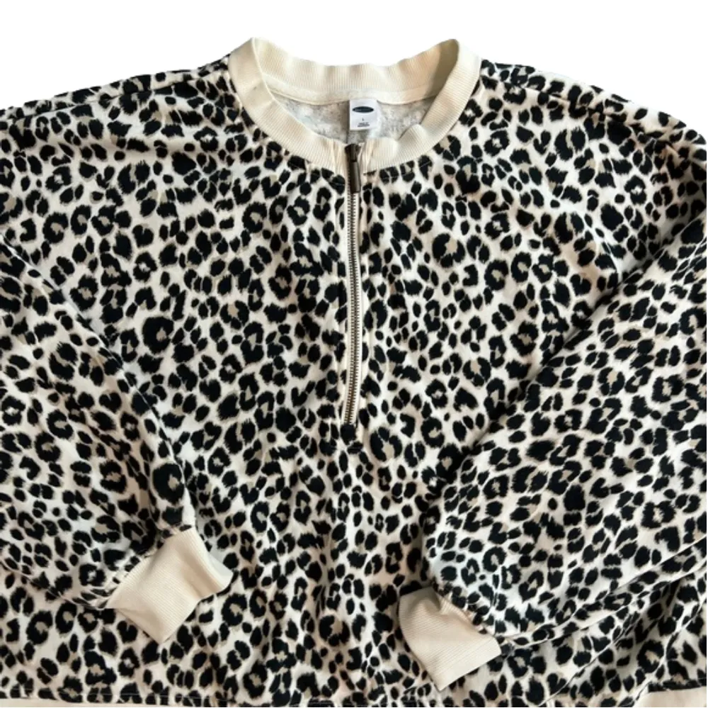Old Navy Leopard print full zip cropped sweatshirt, Size L. EUC - Image 2