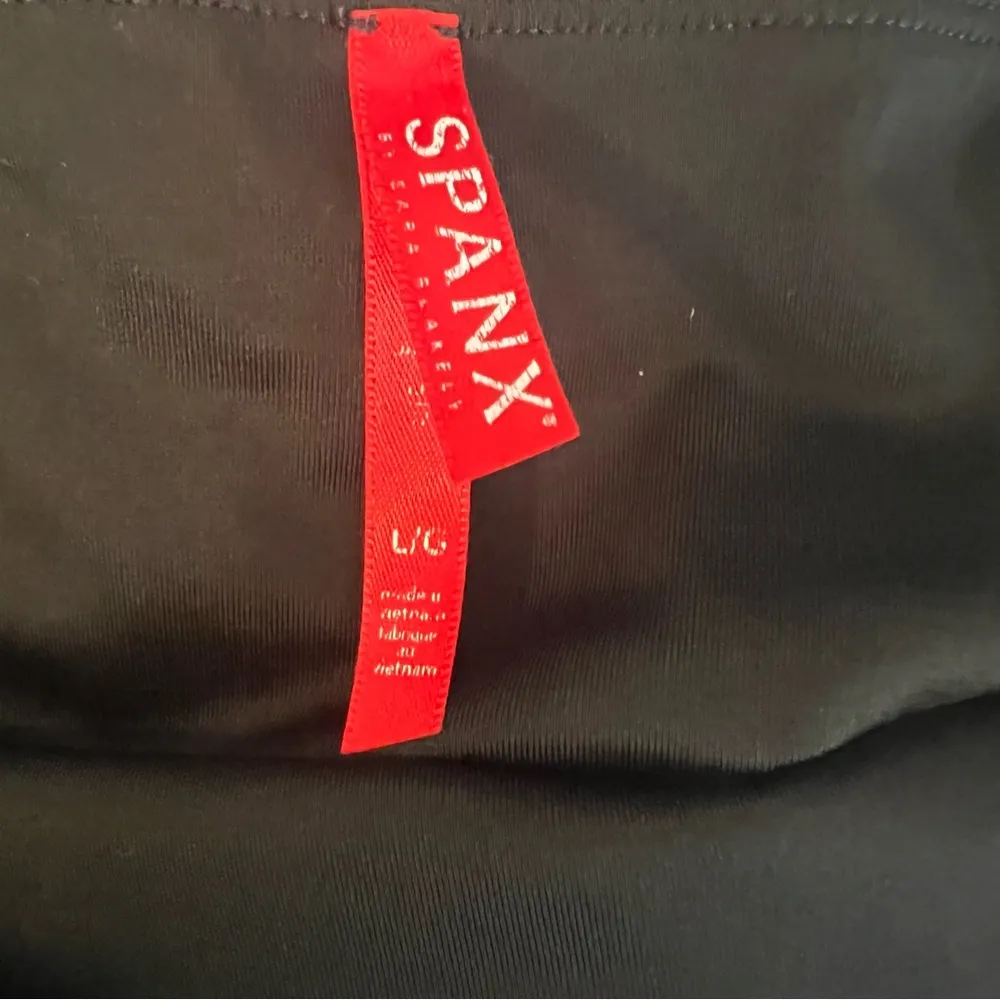 Spanx Matte black Faux Leather Camo Leggings Power Waistband size Large - Image 5