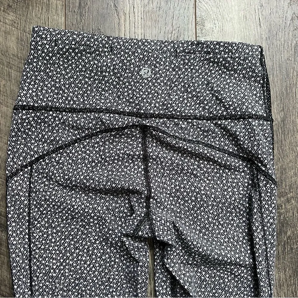 Lululemon Hit It 7/8 Tight 25" Frozen Fizz White Black / Black Size 4 - Image 9