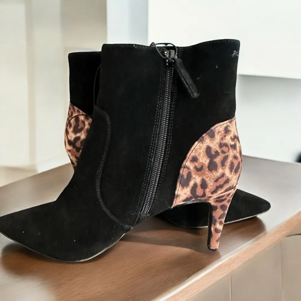 New no Box Violet & Red Quintin Black and Leopard Suede Heeled Booties Sz 8 1/2 - Image 4