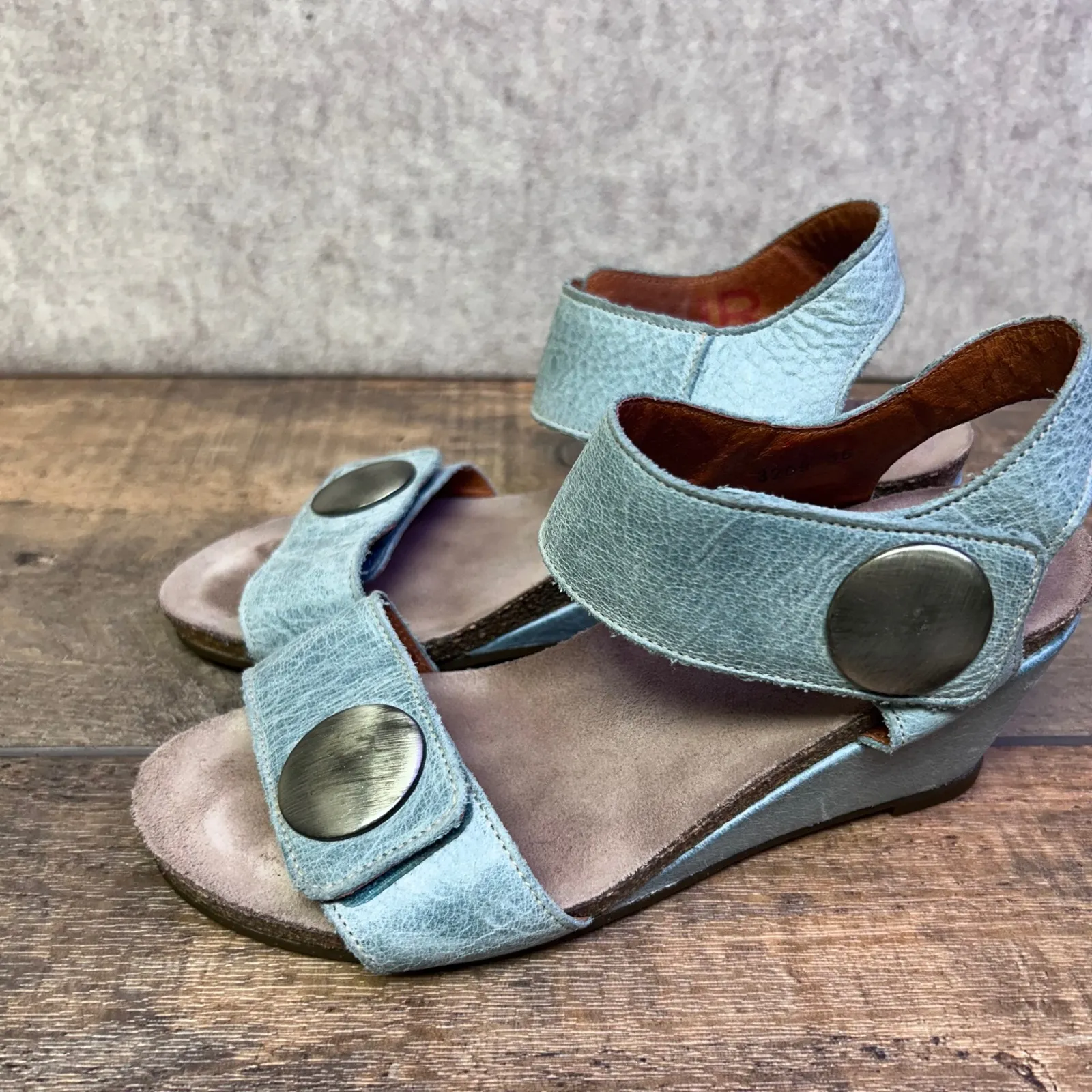 Taos Carousel Women's Light Blue Leather Wedge Sandals Size 36 - Image 2