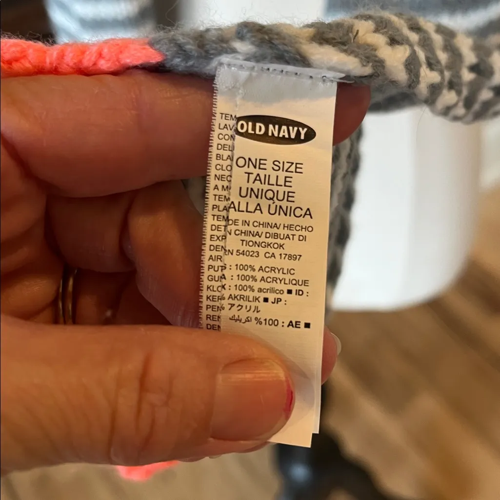 Old Navy  Gray and White Crochet Striped Scarf - Image 5