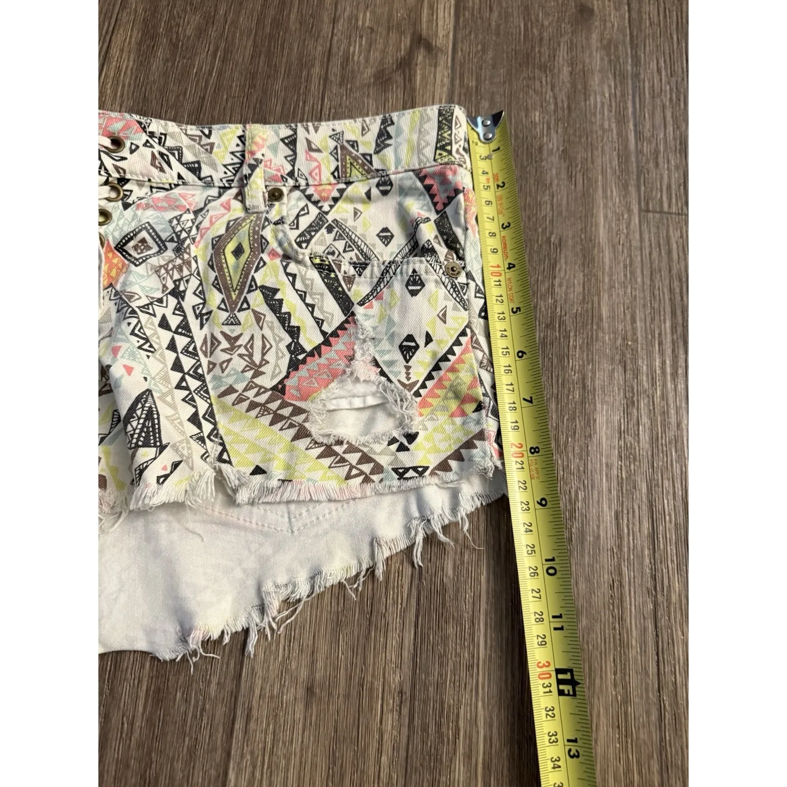 Billabong Lite Hearted Denim Geometric Tribal Lace Front Tie Cutoff Shorts Sz 28 - Image 3