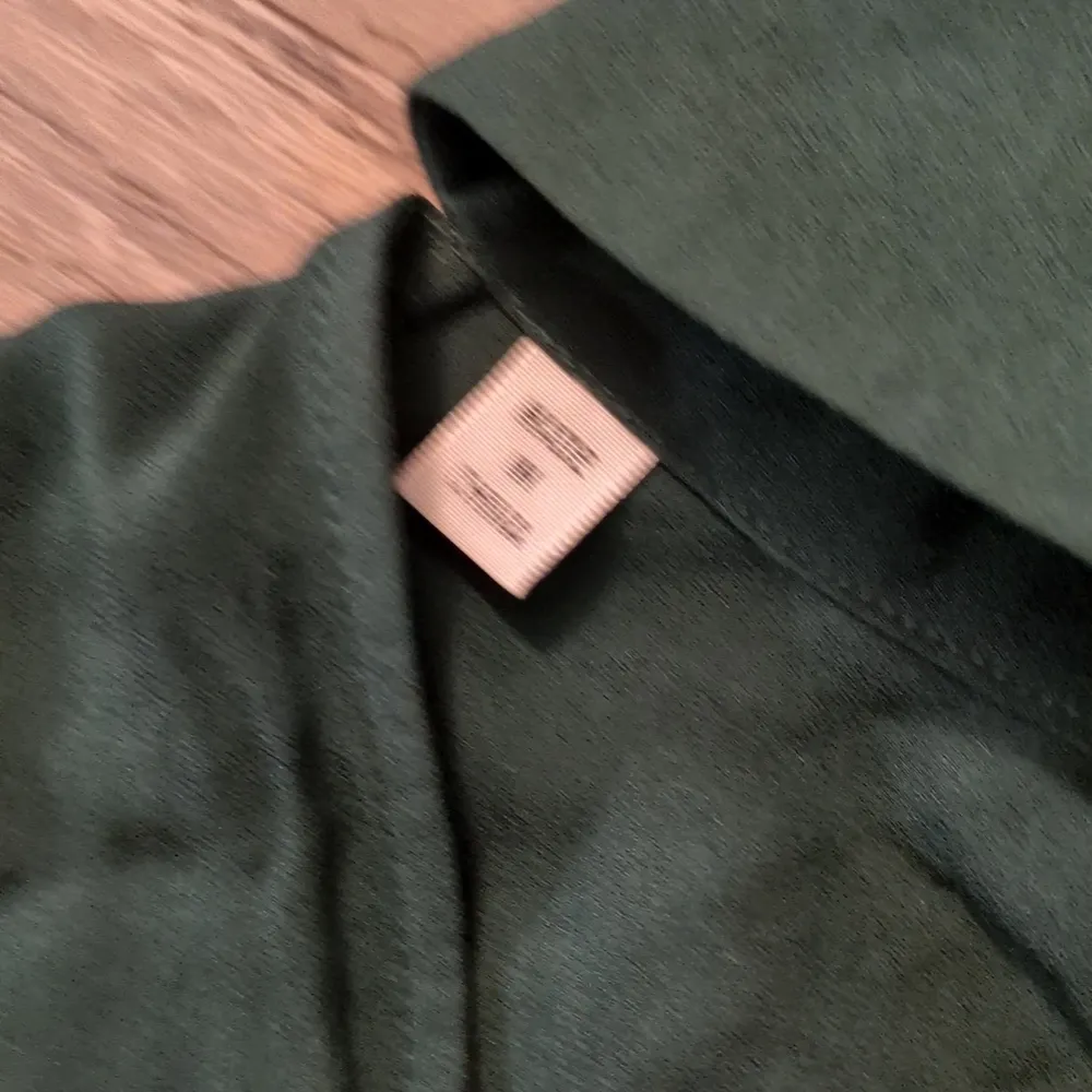 A.L.C. Liza With Choker Detailing In Pine Silk Blouse Size 8 - Image 4