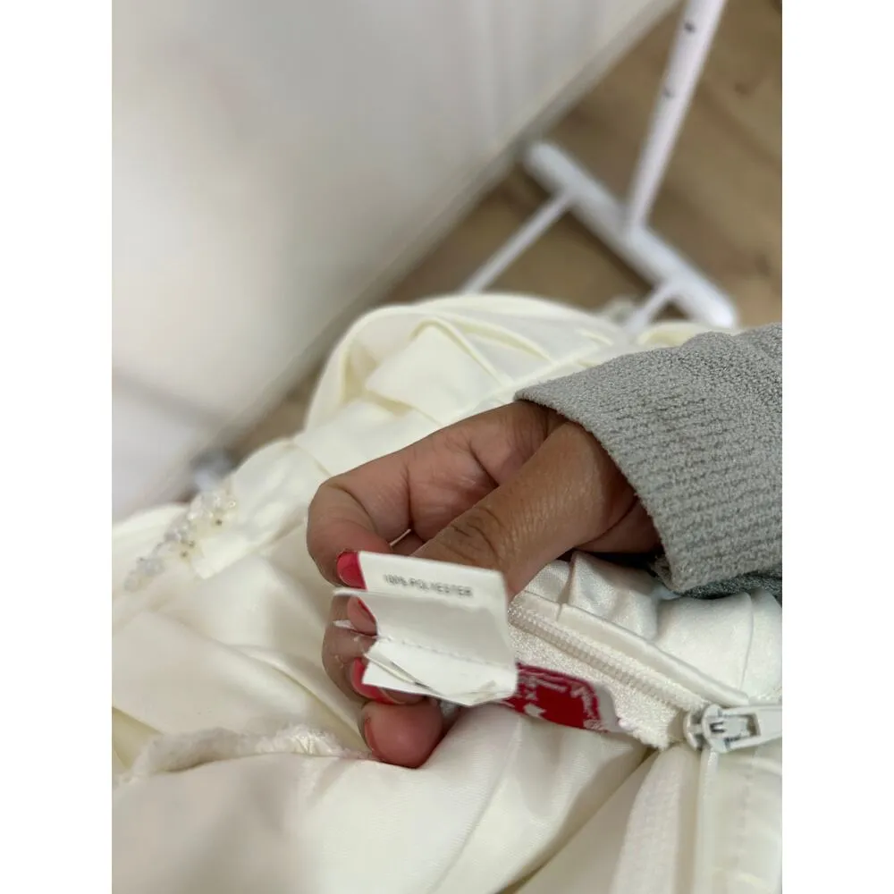 Beautiful Strapless Fit & Flare Wedding Dress + Veil Size XS White - Image 7