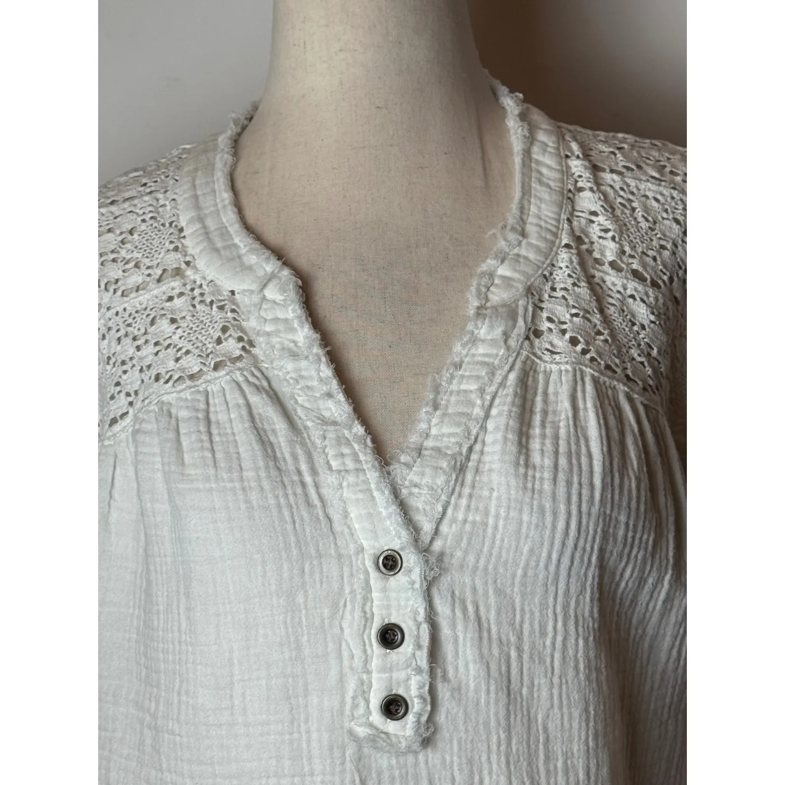 FRYE Shirt Women Medium White Cotton Lace‎ Crochet Raw Trim Cap Sleeve Top Boho - Image 7