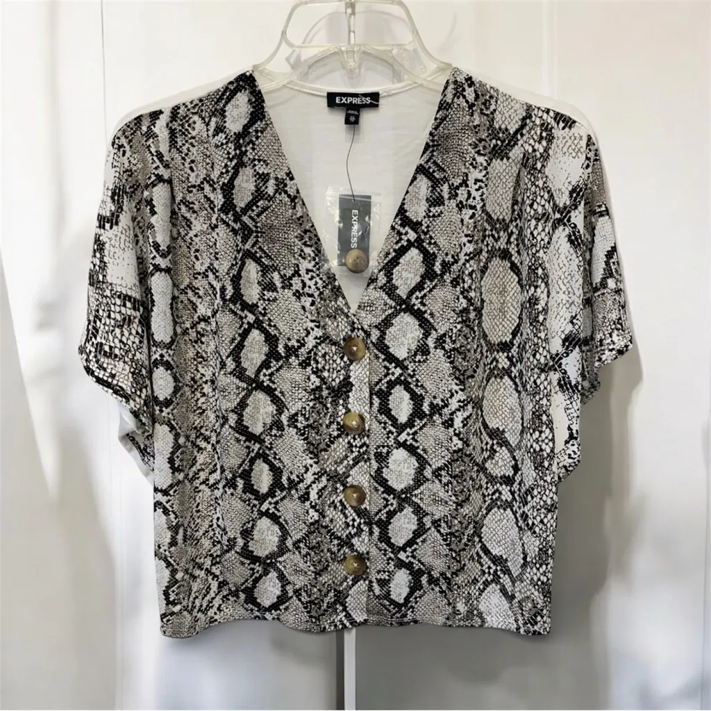 ✨Express | Womens Snakeskin Print Short Sleeve Button Up Knit Top Shirt |Size XS - Image 3