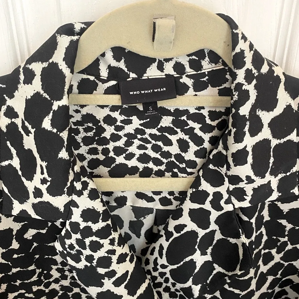 Who What Wear Black & Cream Giraffe Print Short Sleeve Wrap Top - Image 3
