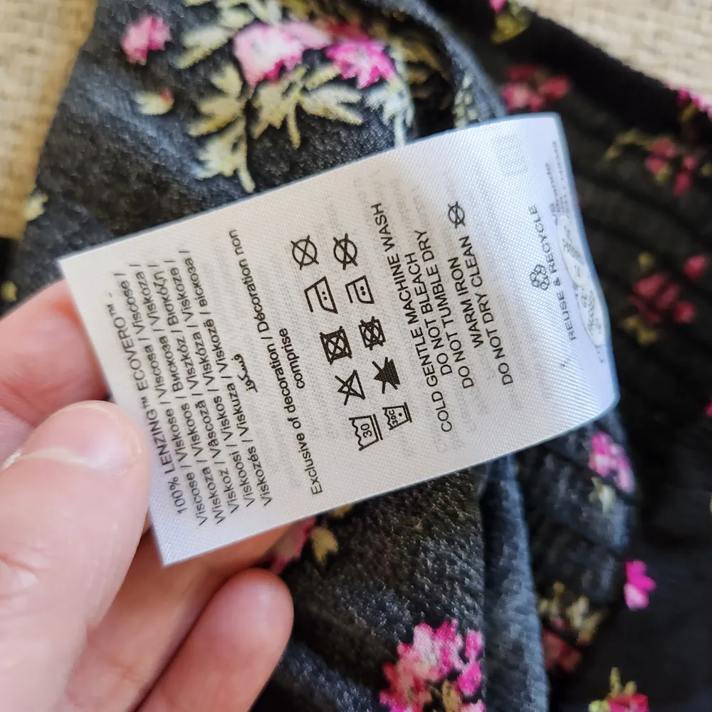 Vero Moda Womens Medium VMANNA Long Sleeve Crop Top Black Pink Floral Smock NWT - Image 16