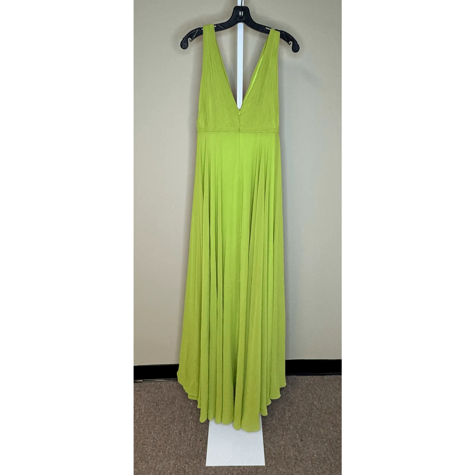 Mac Duggal NWT Sleeveless V-Neck Chiffon Gown in Apple Green Size 2 - Image 2