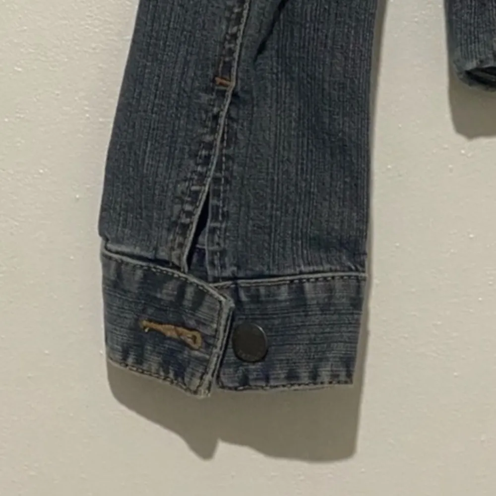 Express cropped denim jacket with pink accents and snap buttons - Image 9