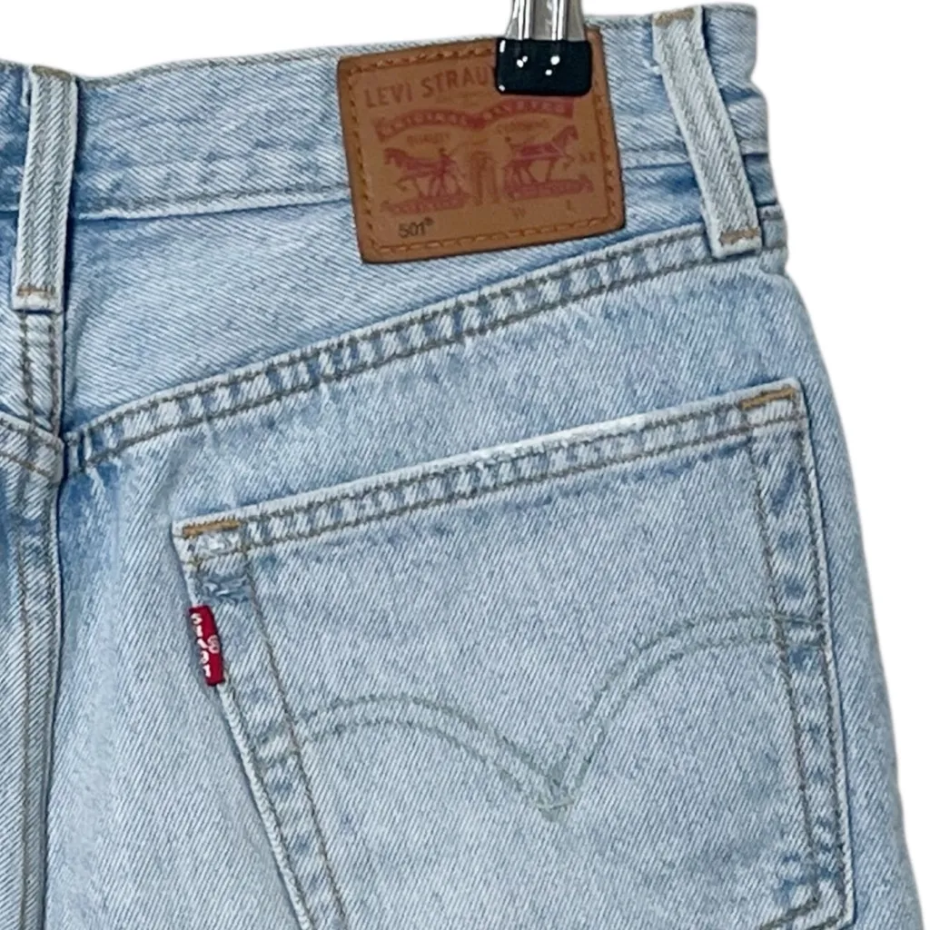 Levi’s 501 Distressed Denim Shorts Light Wash Raw Hem women’s  Size W26 - Image 5