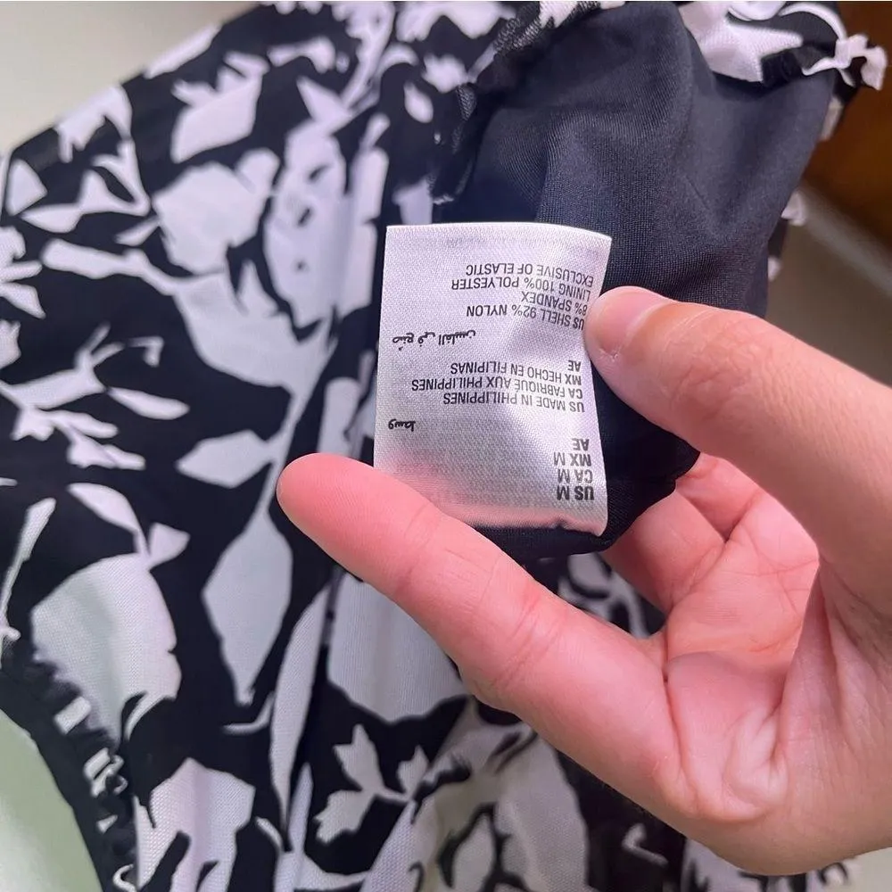 INC Black White Floral Ruched Cinched Medium Blouse Short Sleeve V Neck NWT - Image 11