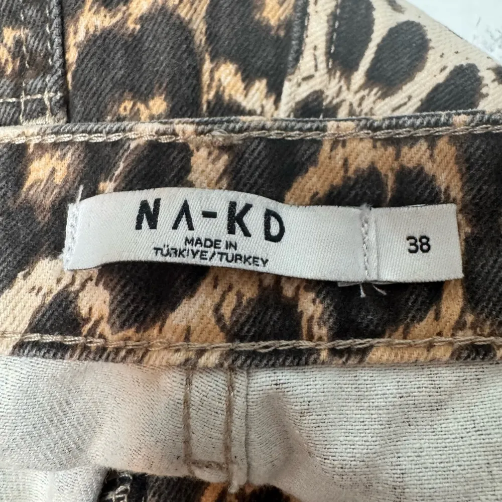 NWT Women's NA-KD Leopard Print Wide Leg Jeans Size 8 Medium - Image 5