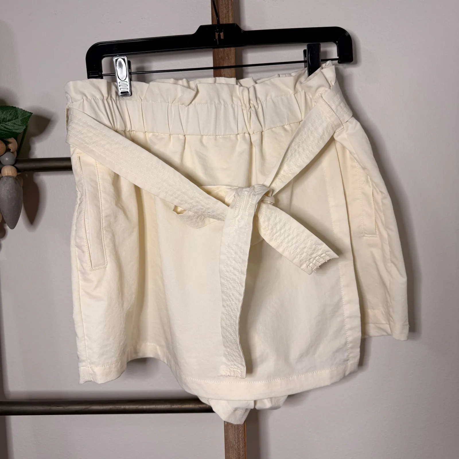 Calla Women Cream Paperbag Waist Tie Shorts Size Large - Image 2