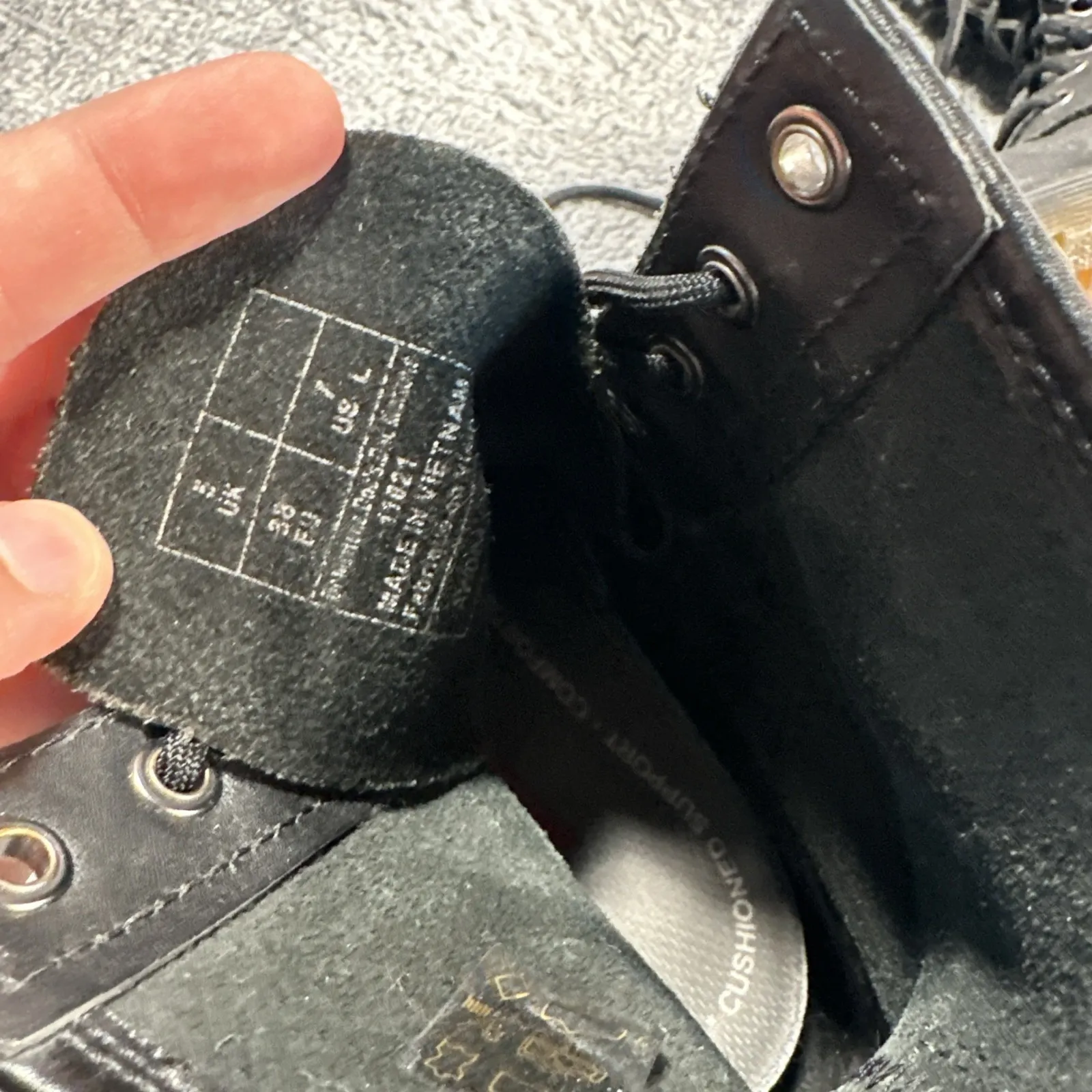 Women's Dr. Martens Lace up Boots SZ 7 BLK Leather Punk Goth Thick Soles Rubber Black - Image 12