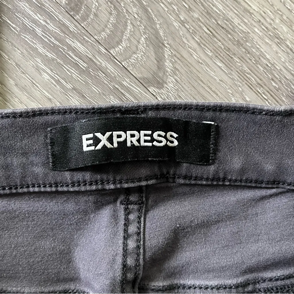 Express Women's Gray Camo Ankle Jeans - Image 9