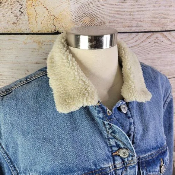Old Navy‎ Women's Blue Sherpa Lined Collar Button-up Denim Jacket Size Medium - Image 3