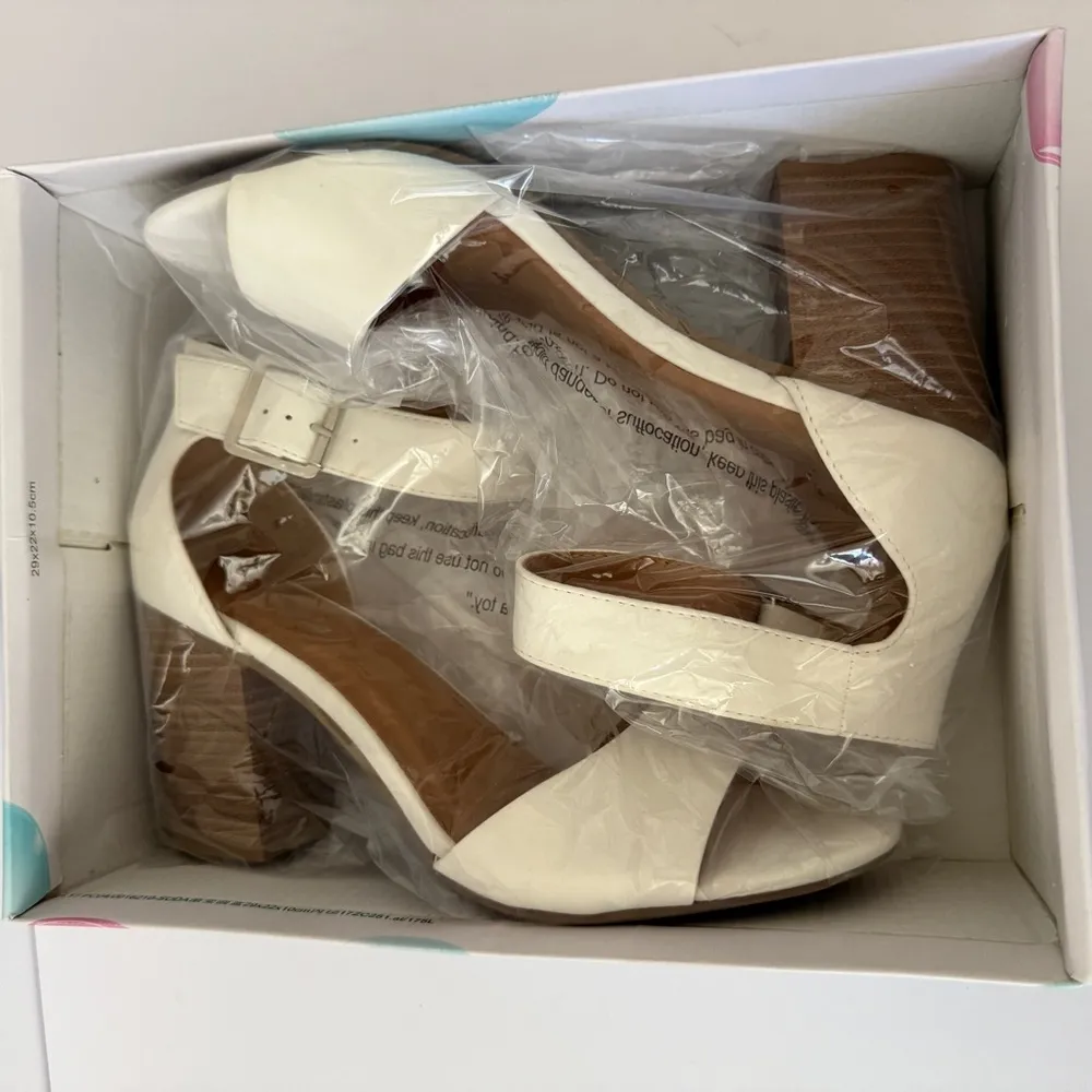 White Block Heel Sandals Size 10 Buckle Faux Leather Chunky Minimalist Heels - Image 4