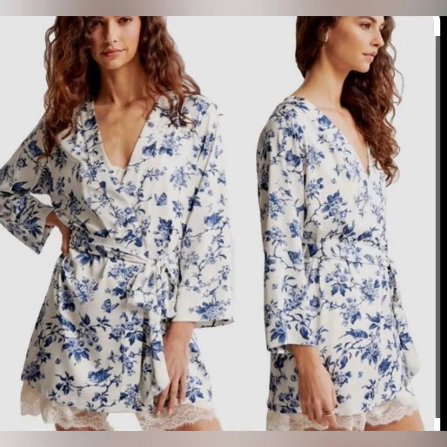Abercrombie & Fitch
Sleepwear Blue White Floral Silky Robe Birds Size S/M
EUC - Image 2