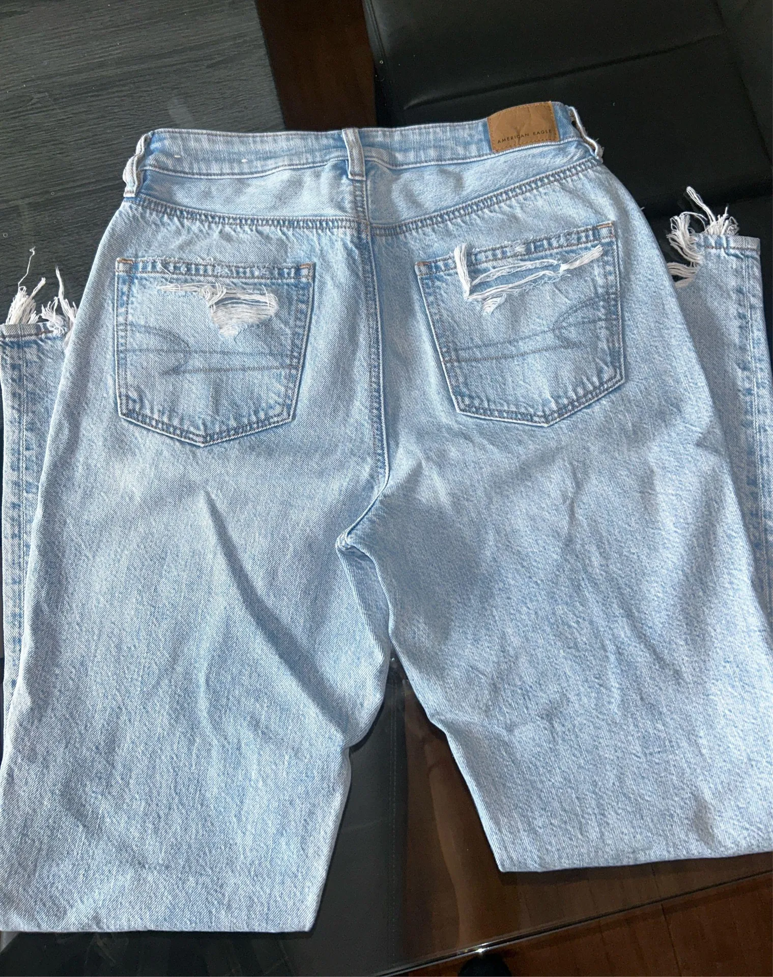 American Eagle Jeans Mom Distressed High-Rise Light Wash - Image 5