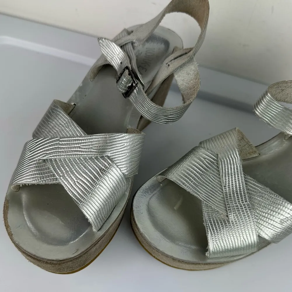 Kork-Ease Ava Metallic Silver Wedge Sandals Sz 7 Strappy Leather - Image 15