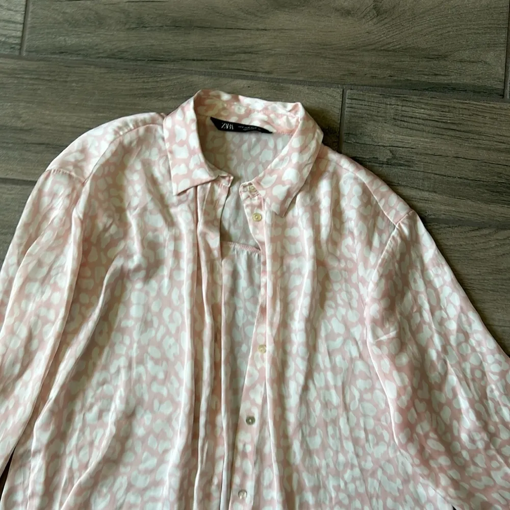 ZARA  pink leopard button front shirt - Image 2