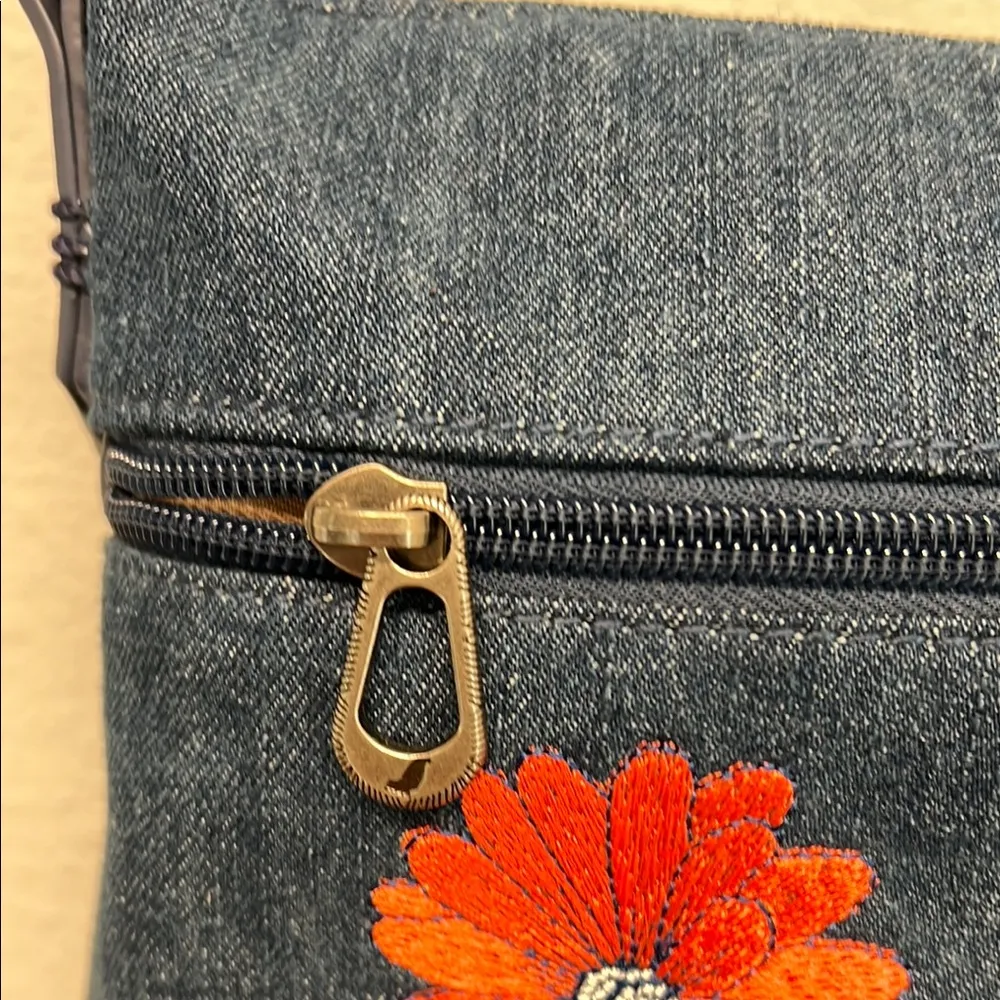 Sakroots Crossbody Bag with Floral Embroidery 🌼🍂🐝 - Image 4