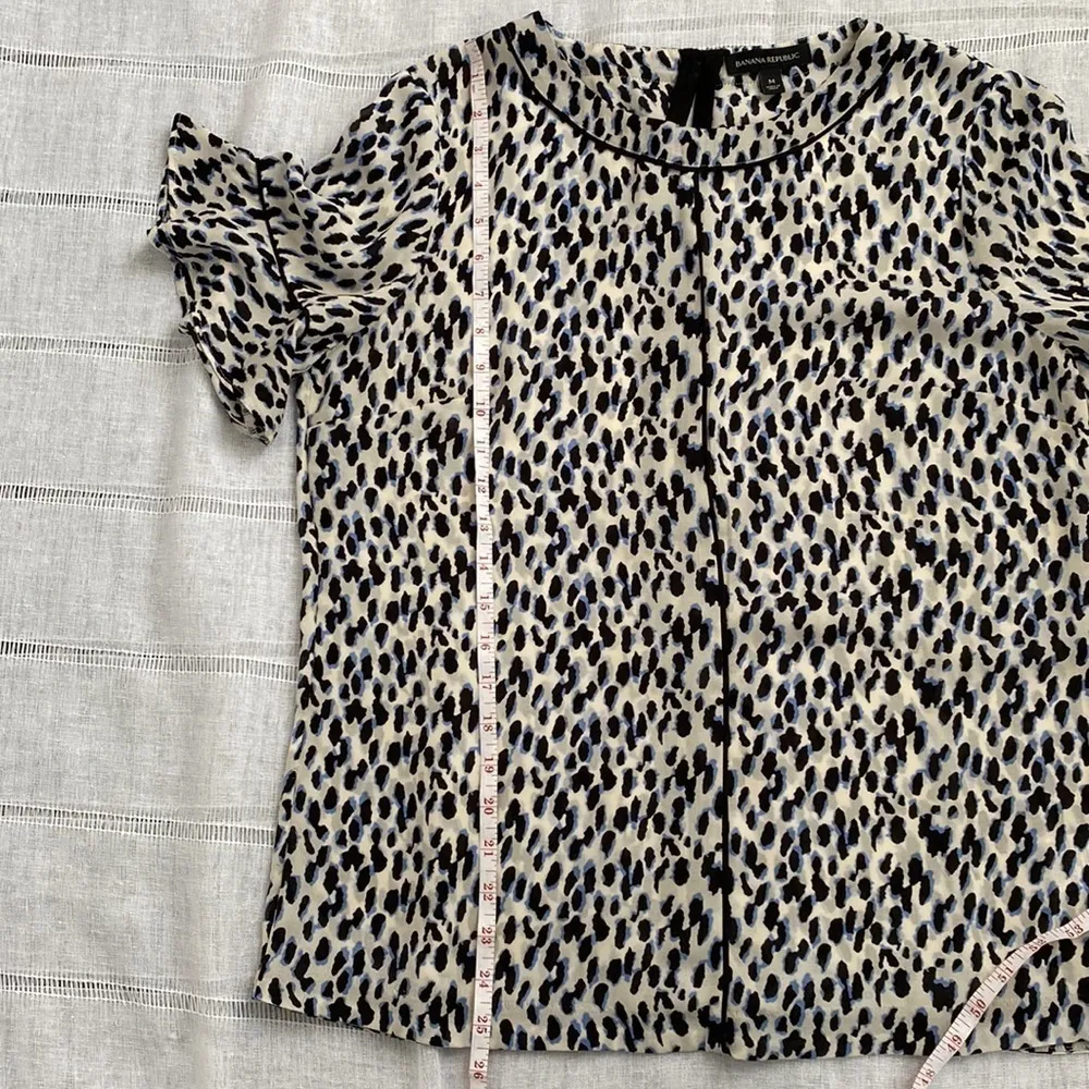 Banana Republic cheetah print blouse with ruffled sleeves. Black Size M - Image 13