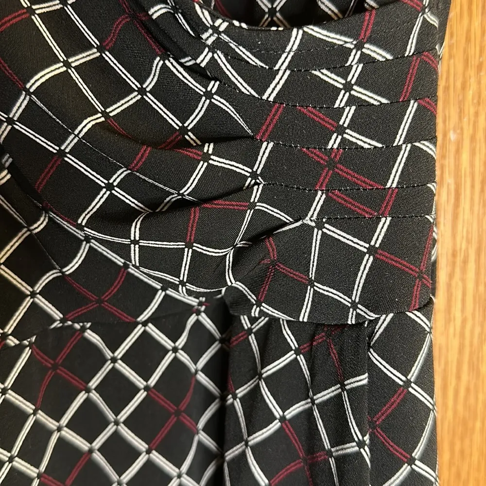 41 Hawthorn Black, White & Maroon Lattice Print Poly/Spandex V - Image 7