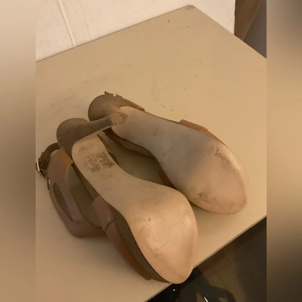 Bebe  leather platform heel Strappy sandals size 8 - Image 9