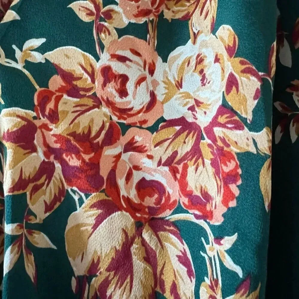 Umgee Satin Floral Print Bell Sleeve V-Neck Top in Emerald crisscross SZ L - Image 11